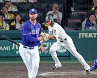 ７回、中前打を放つ立石（撮影・立川洋一郎）