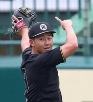 外野でノックを受ける立石（撮影・立川洋一郎）