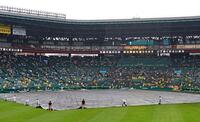 再びグラウンドシートが掛けられ試合開始を遅らせるアナウンスがされた甲子園球場（撮影・立川洋一郎）