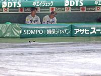 ベンチに腰かけ雨の様子をうかがう立石（右）と岡城（撮影・立川洋一郎）