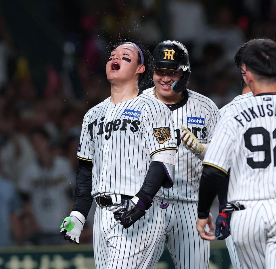 ９回、サヨナラ本塁打を放ちナインから祝福を受ける森下（撮影・西田忠信）