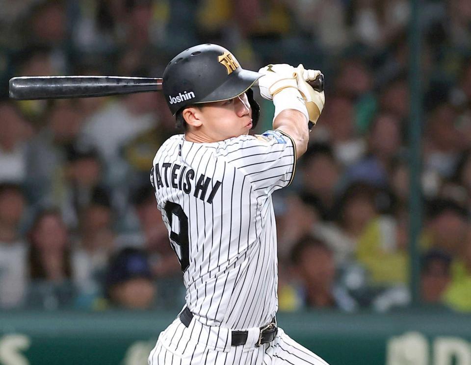 　７回、中前打を放つ立石（撮影・西田忠信）