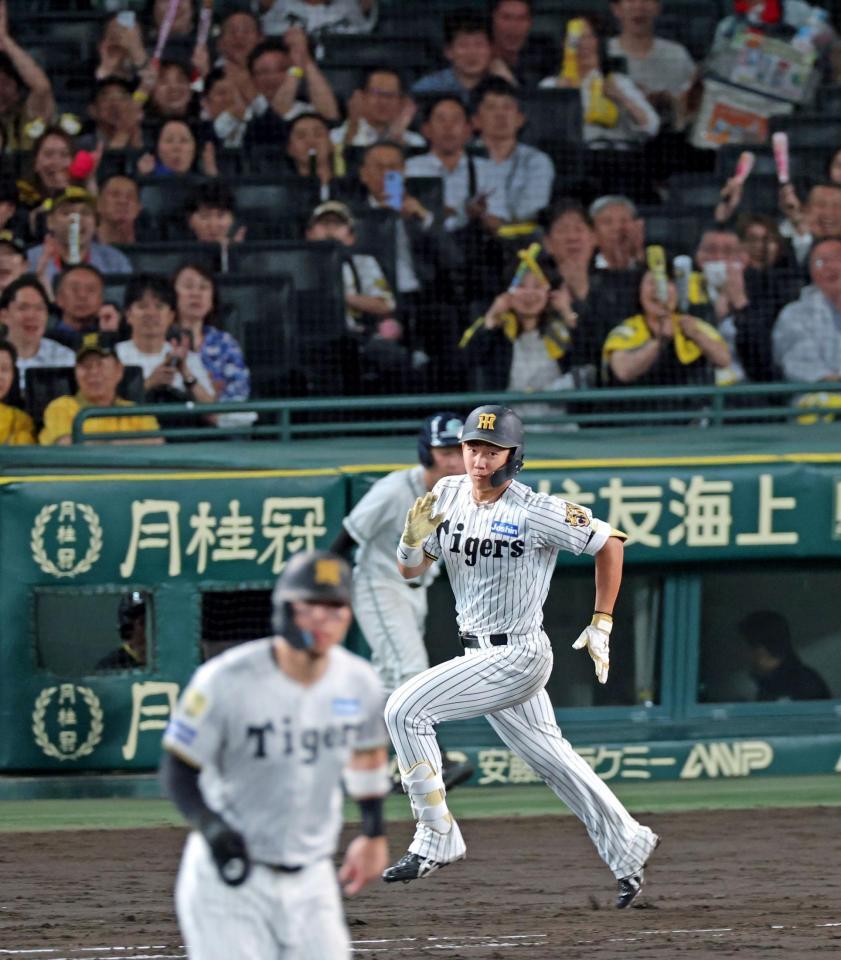７回、中前打を放ち一塁へ駆ける立石（撮影・立川洋一郎）