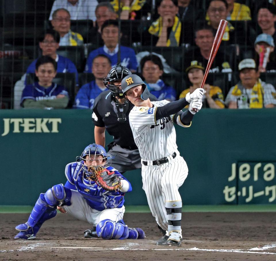 ７回、中前へ２点適時打を放つ坂本（撮影・立川洋一郎）