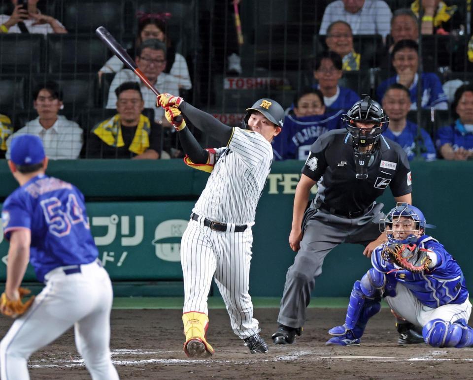 ７回、右前へ適時打を放つ嶋村（撮影・立川洋一郎）