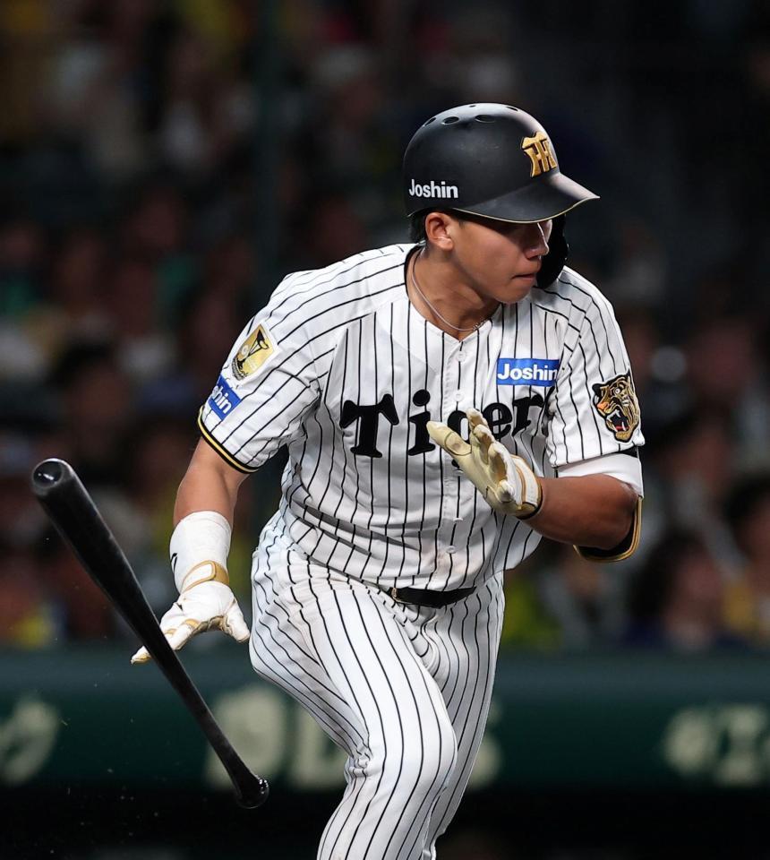 ７回、中前打を放つ立石（撮影・西田忠信）