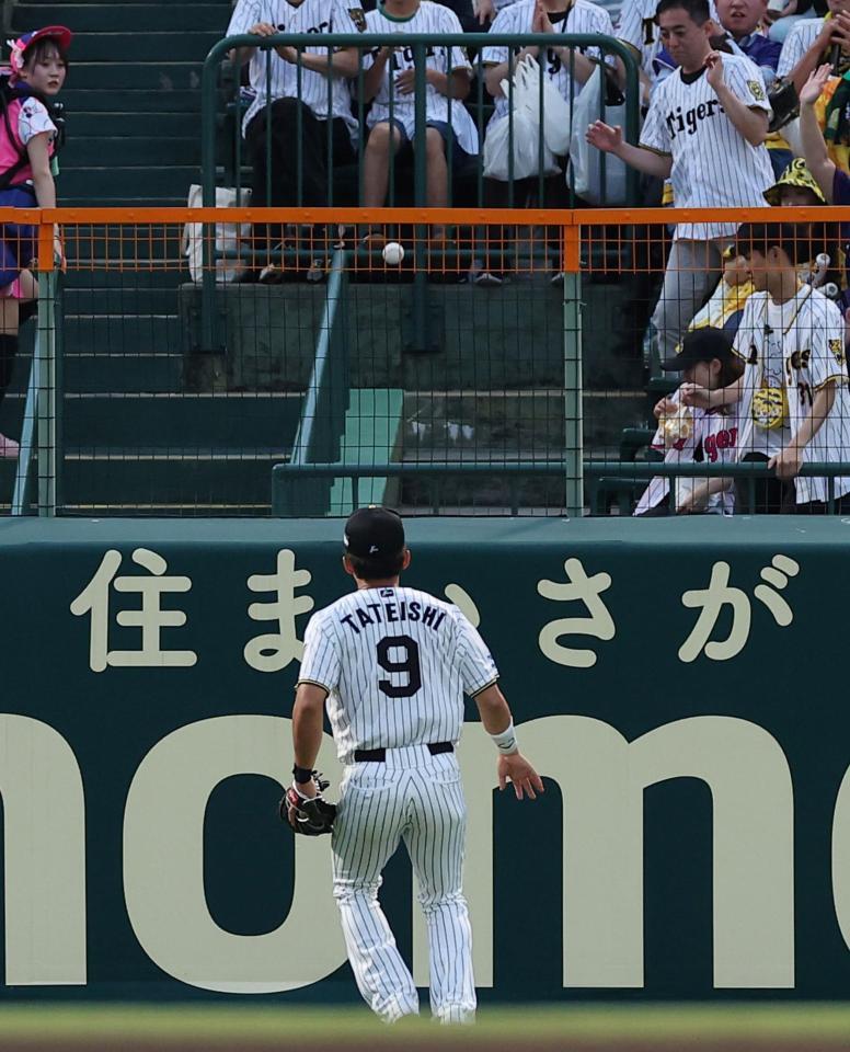 ２回、山本の柵越えの打球を見送る立石（撮影・西田忠信）