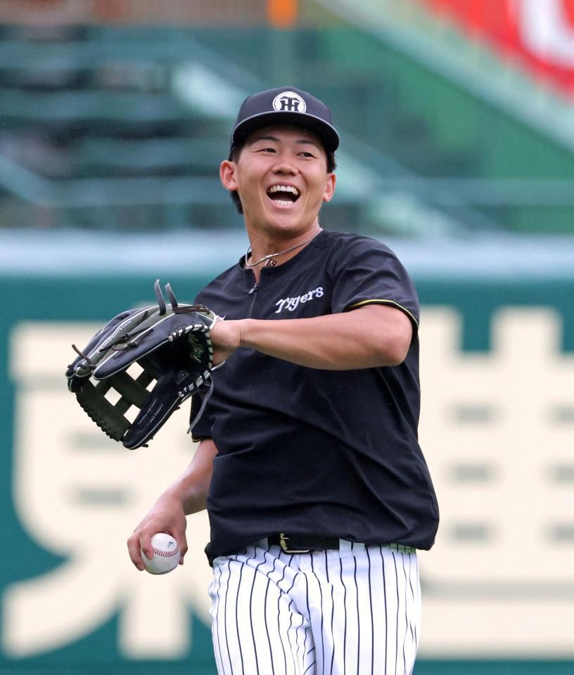 明るい表情を見せて外野でノックを受ける立石（撮影・立川洋一郎）