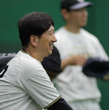 笑顔で室内練習を見る藤川監督（撮影・西田忠信）