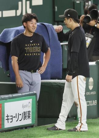 創価大の先輩である門脇（右）と会話を交わす立石（撮影・伊藤笙子）