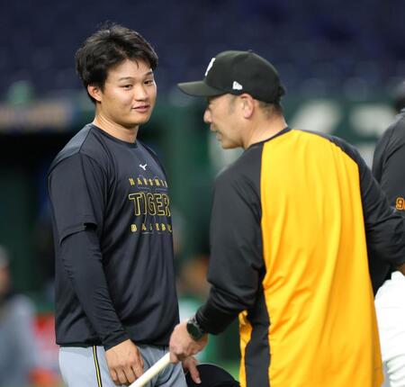 試合前、阿部監督（手前）と話す森下（撮影・伊藤笙子）