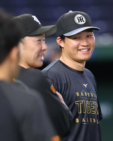 試合前、阿部監督（手前）と話す森下（撮影・伊藤笙子）