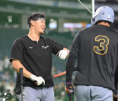 試合前、大山悠輔（右）と談笑する阪神・佐藤輝明（撮影・伊藤笙子）