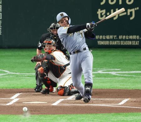１回、中前に先制適時打を放つ森下（撮影・金田祐二）