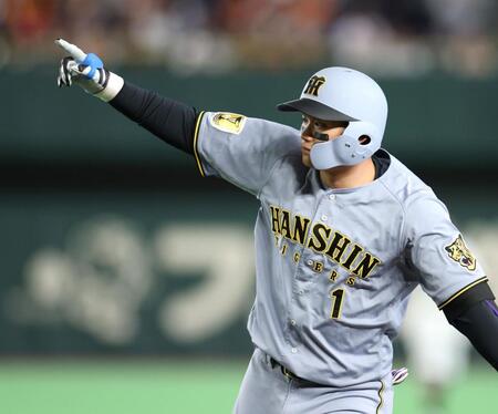 １回、中前へ先制適時打を放ち、ベンチを指さす森下（撮影・伊藤笙子）