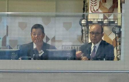解説の岡田彰布氏と原辰徳氏（撮影・金田祐二）
