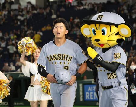 ファンの声援に応える立石（撮影・田中太一）