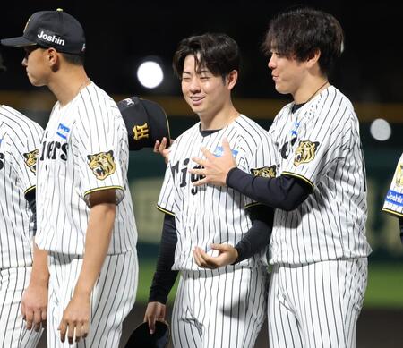 プロ初登板を果たし、小川（右）から祝福される下村（撮影・坂部計介）