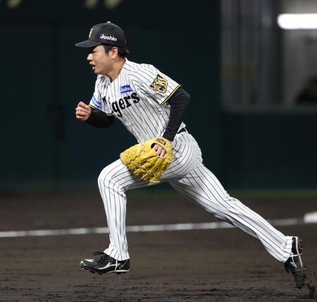 ８回、暴投で本塁のベースカバーに入る下村（撮影・坂部計介）
