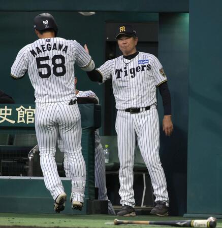 ４回、右越えに本塁打を放った前川を迎える平田２軍監督（撮影・坂部計介）