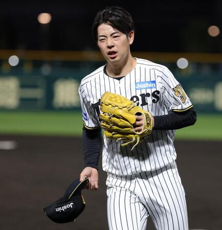 プロ初登板も、自身の暴投で得点を許した下村は納得のいかない表情でベンチに戻る（撮影・坂部計介）