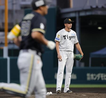４回、杉本（左）に先制となる本塁打を許し、呆然とする能登（撮影・坂部計介）