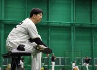　室内練習を見守る藤川監督（撮影・田中太一）