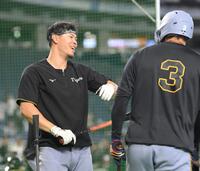 試合前、大山悠輔（右）と談笑する阪神・佐藤輝明（撮影・伊藤笙子）