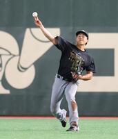 試合前練習で外野のノックを受ける立石（撮影・伊藤笙子）