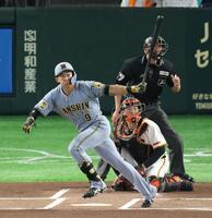 １回、二塁打を放つ立石（撮影・金田祐二）