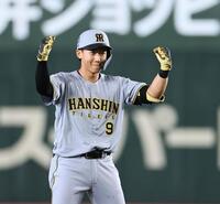 １回、二塁打を放ちガッツポーズを決める立石（撮影・田中太一）