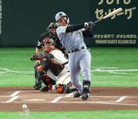 １回、中前に先制適時打を放つ森下（撮影・金田祐二）
