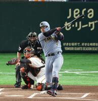 １回、右越え２ランを放つ大山（撮影・金田祐二）