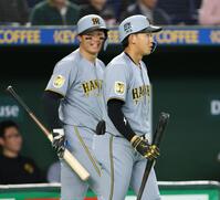 １回、打席に向かう途中、森下（左奥）に声を掛けられる立石（撮影・伊藤笙子）