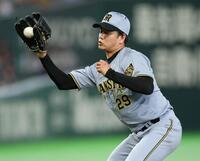 ２回、増田陸を投ゴロに打ち取る高橋（撮影・伊藤笙子）