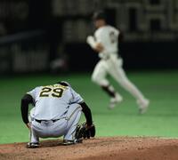 ７回、キャベッジ（奥）に２ランを浴び、しゃがみ込む高橋（撮影・伊藤笙子）