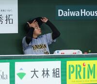 ７回、キャベッジに２ランを浴びて降板となり、ベンチに下がる高橋（撮影・伊藤笙子）