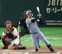 ７回、中前打を放つ森下（撮影・金田祐二）
