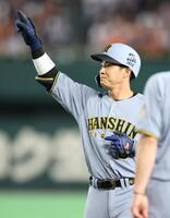 ５回、中前打を放ち、ベンチを指さす木浪（撮影・伊藤笙子）
