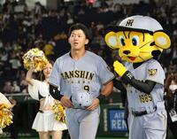ファンの声援に応える立石（撮影・田中太一）