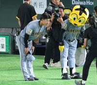 トラッキーとファンにお辞儀する立石（撮影・金田祐二）