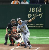 １回、二塁打を放つ立石（撮影・金田祐二）