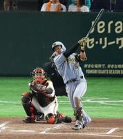 ３回、中前打を放つ立石（撮影・金田祐二）