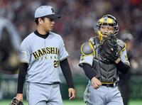 ２回、巨人打線を封じた高橋は坂本と話しながらベンチへ戻る（撮影・田中太一）