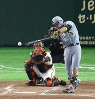 ３回、中前打を放つ立石（撮影・金田祐二）