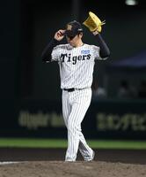 プロ初登板のマウンドに向かう下村（撮影・坂部計介）