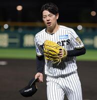プロ初登板も、自身の暴投で得点を許した下村は納得のいかない表情でベンチに戻る（撮影・坂部計介）