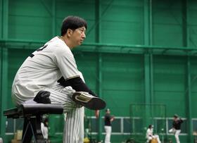 　室内練習を見守る藤川監督（撮影・田中太一）
