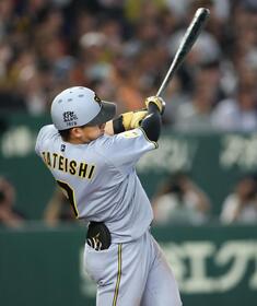 ４回、左前へ適時打を放つ立石（撮影・伊藤笙子）