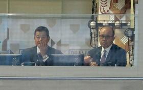 解説の岡田彰布氏と原辰徳氏（撮影・金田祐二）